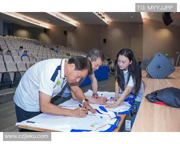 球星携手助力足球梦想 让场外残疾人感受绿茵场的希望与温暖